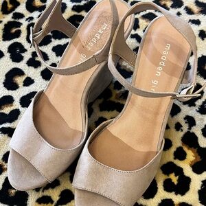 Madden Girl Taupe Ankle Strap Heels
Women’s Size 8.5